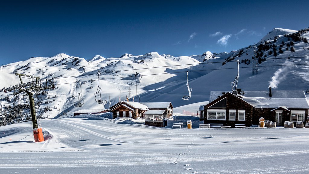 Baqueira Beret skidort som inkluderar en gondola, snö och berg