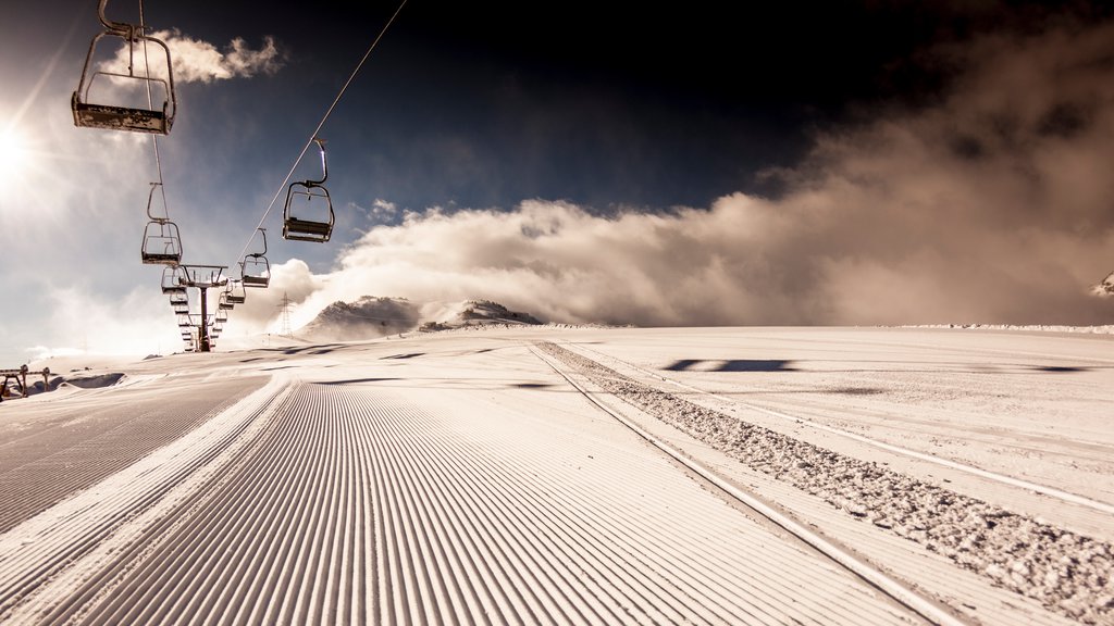 Baqueira Beret skidort som visar en gondola, snö och berg