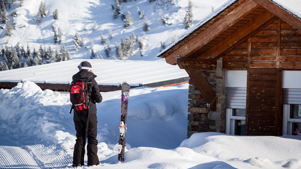 Estación de esquí de Baqueira Beret que incluye nieve y también una mujer