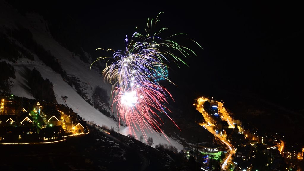 Baqueira Beret skidort som visar snö och nattliv