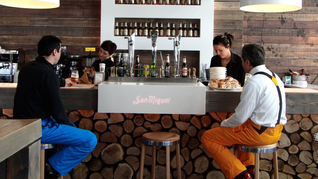 Baqueira Beret Ski Resort showing drinks or beverages, food and interior views