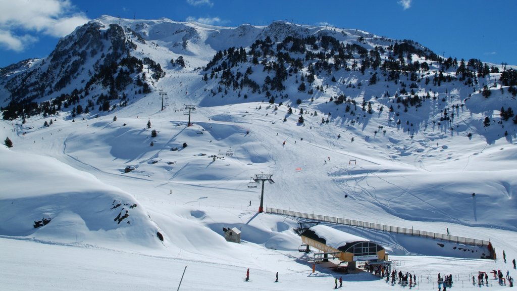 Estação de esqui Baqueira Beret caracterizando montanhas e neve