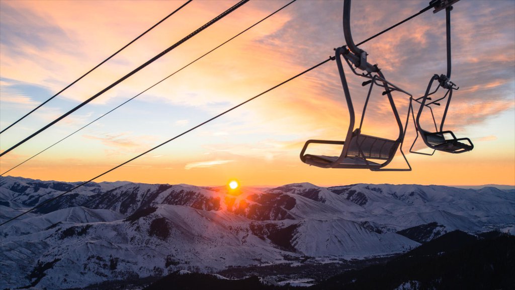 Sun Valley Skisportssted som viser en kabinelift, bjerge og en solnedgang