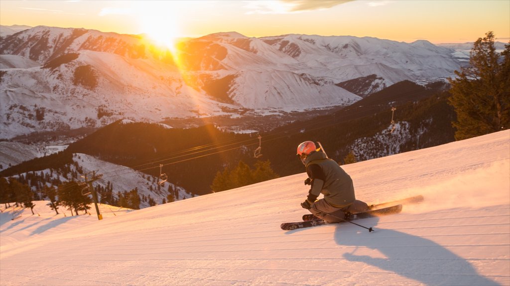 Sun Valley Ski Resort mit einem Berge, Skifahren und Sonnenuntergang