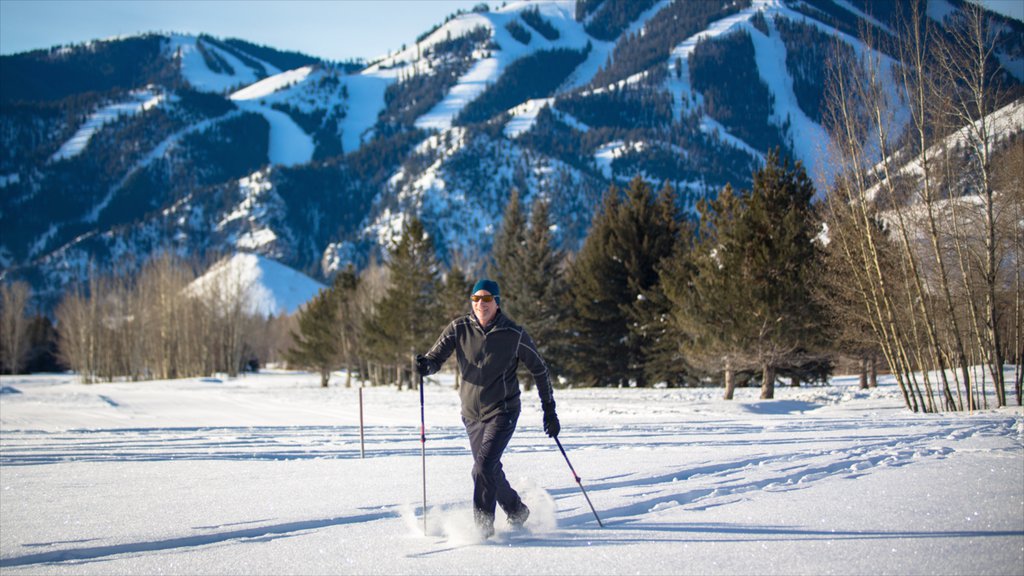 Sun Valleyn hiihtokeskus johon kuuluu maastohiihto, lunta ja vuoret