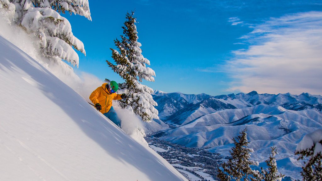 Sun Valley Ski Resort which includes snow skiing, snow and mountains