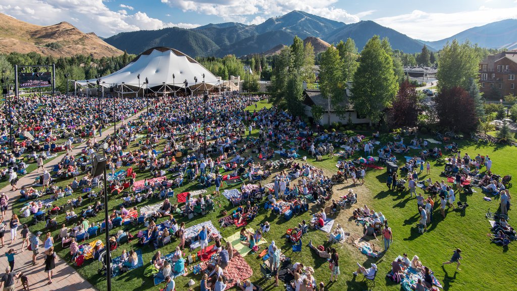 Sun Valley Ski Resort sowie große Menschengruppe