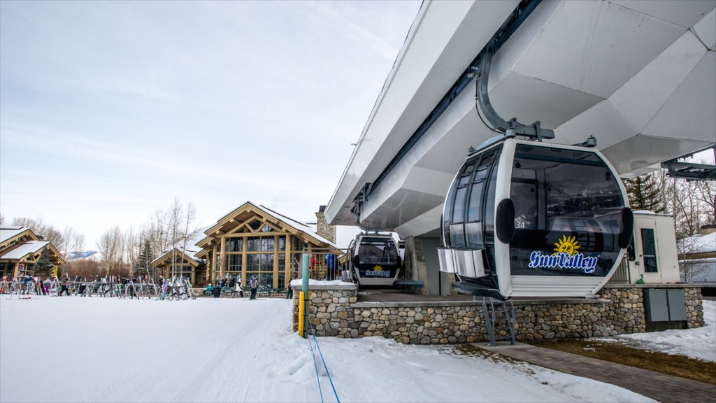 Sun Valley Skisportssted som viser en kabinelift og sne