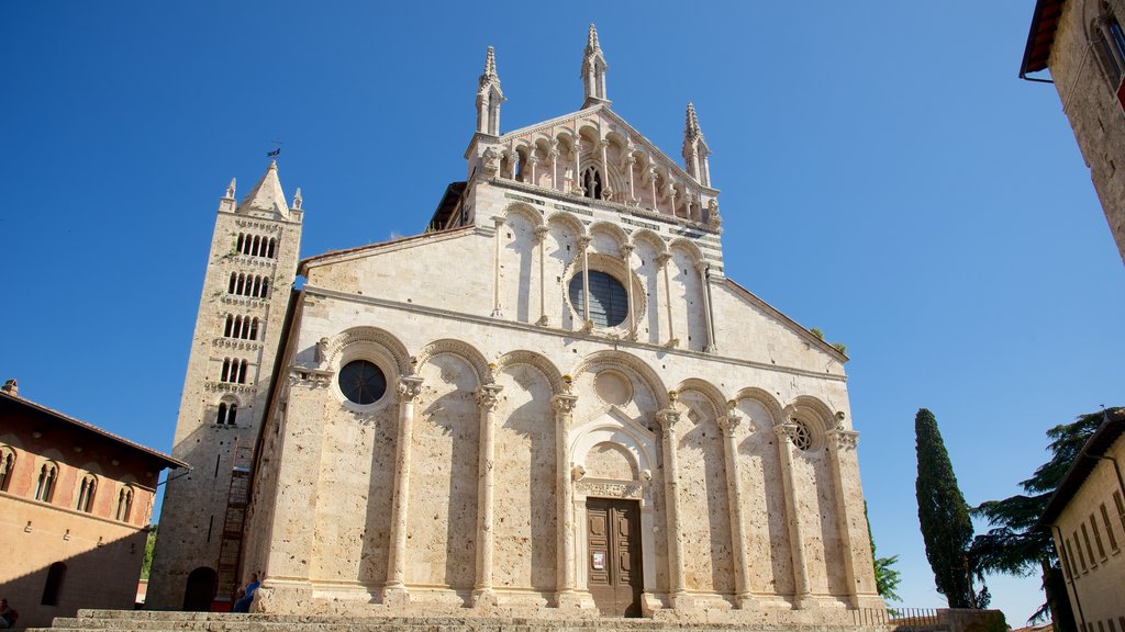 Massa Marittima que inclui uma igreja ou catedral, elementos religiosos e arquitetura de patrimônio