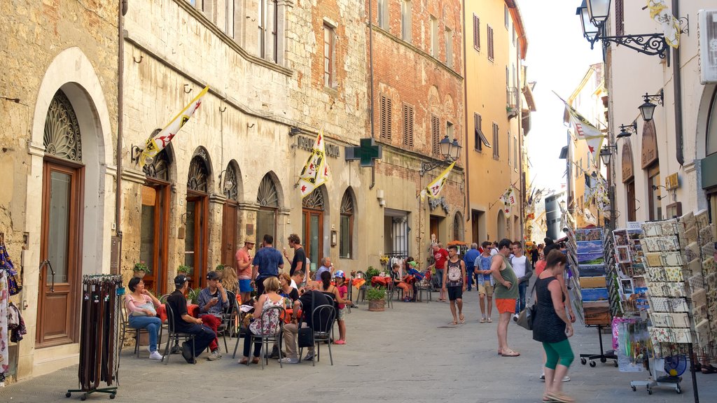 Massa Marittima som inkluderer historisk arkitektur i tillegg til en stor gruppe med mennesker