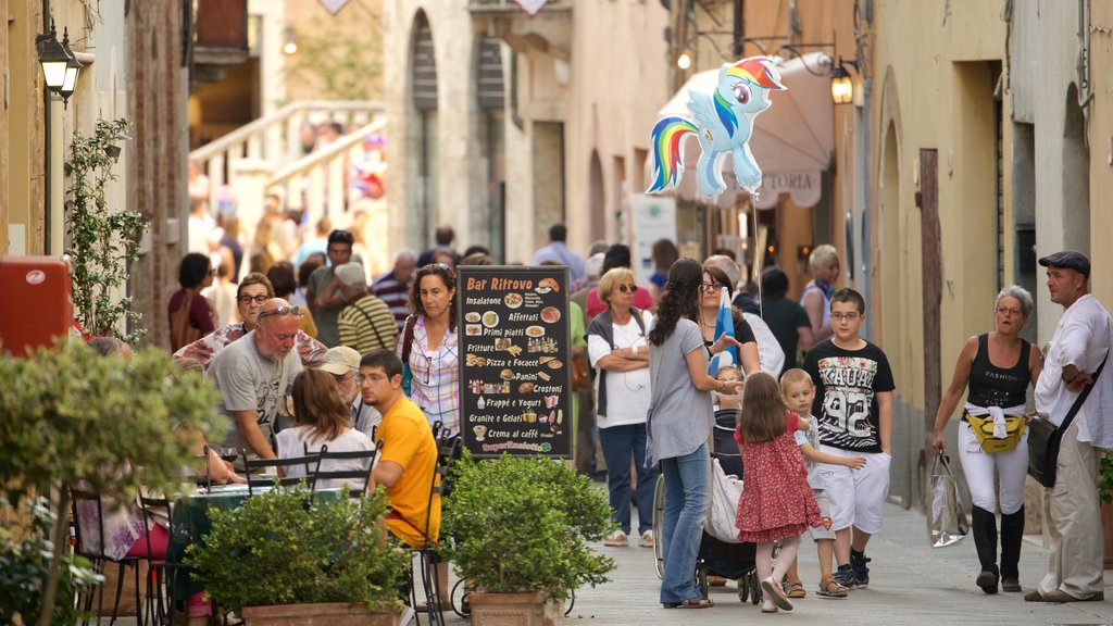 San Quirico d\'Orcia såvel som en stor gruppe mennesker