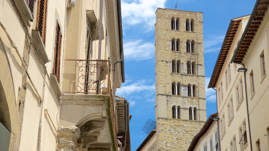 Santa Maria della Pieves kirke fasiliteter samt historisk arkitektur