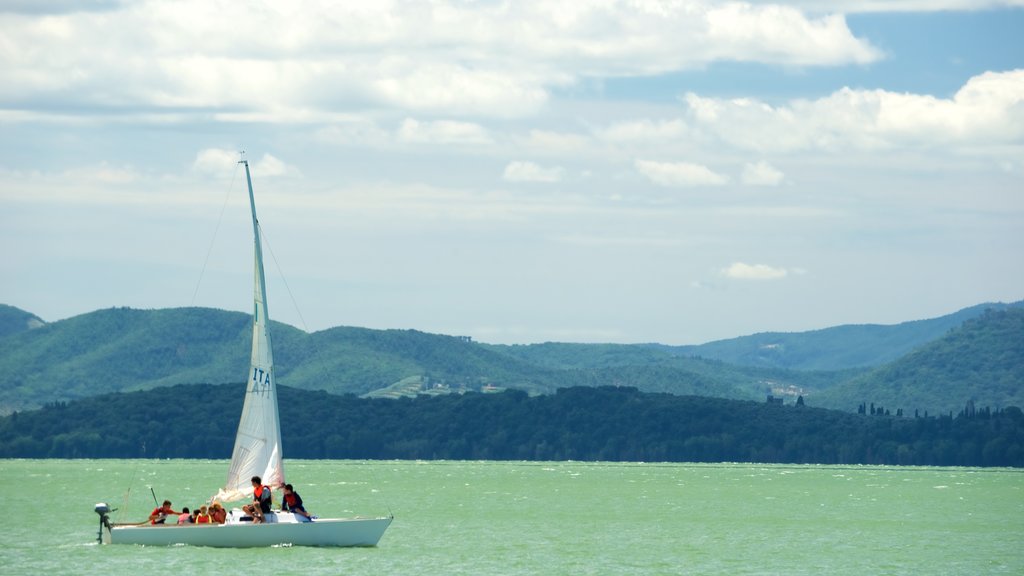 Passignano sul Trasimeno que incluye vista general a la costa y velero