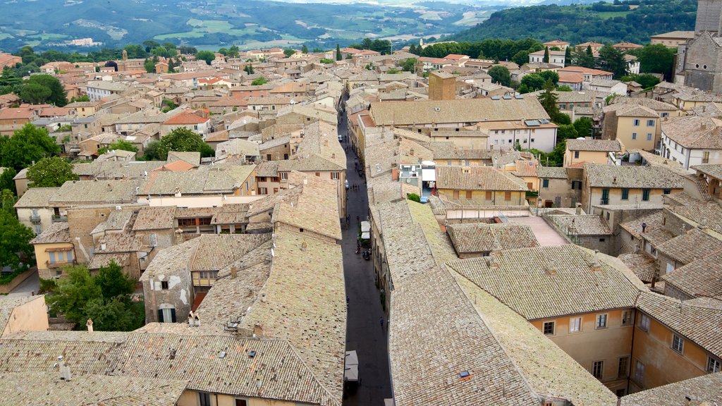 Tour du Moro mettant en vedette une ville et architecture patrimoniale