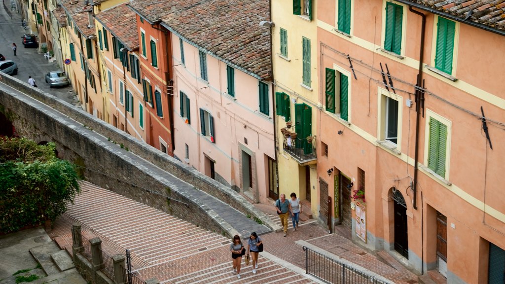 Acueducto romano mostrando escenas urbanas