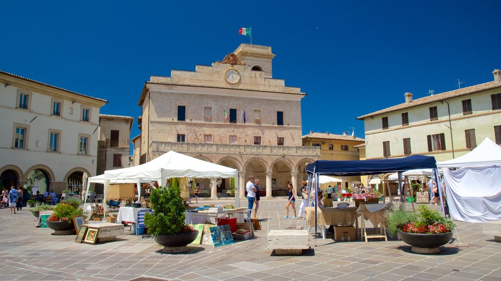 Montefalco som omfatter markeder og en plads eller et torv