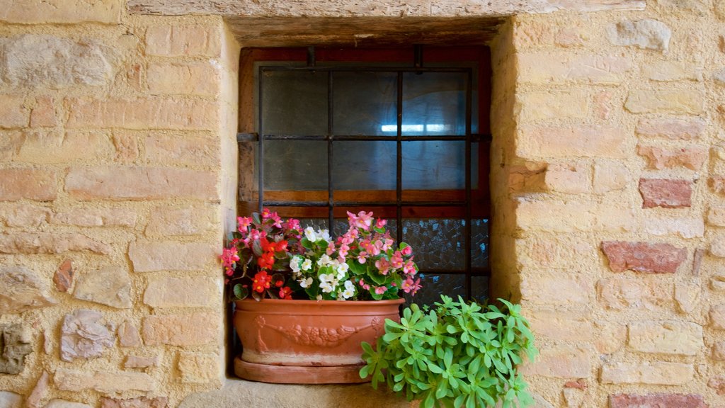 Montefalco ofreciendo flores y elementos patrimoniales