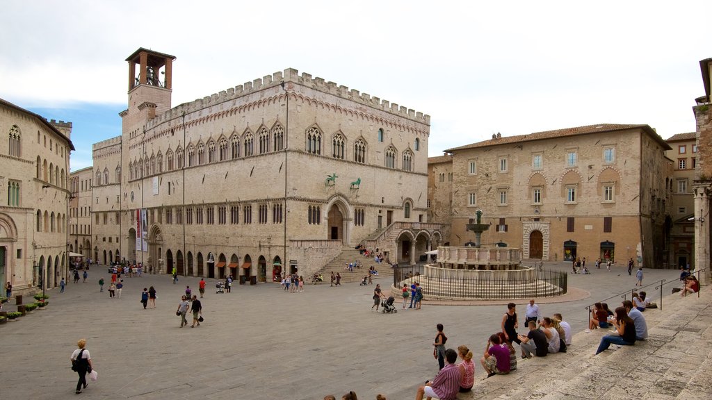 Piazza IV Novembre mostrando uma praça ou plaza e arquitetura de patrimônio