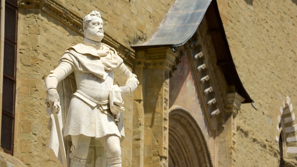 Arezzo Katedral som viser en statue eller en skulptur og historiske bygningsværker