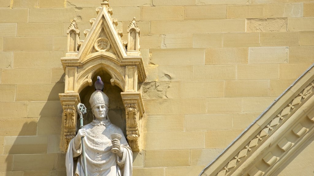 Catedral de Arezzo caracterizando arquitetura de patrimônio e uma estátua ou escultura