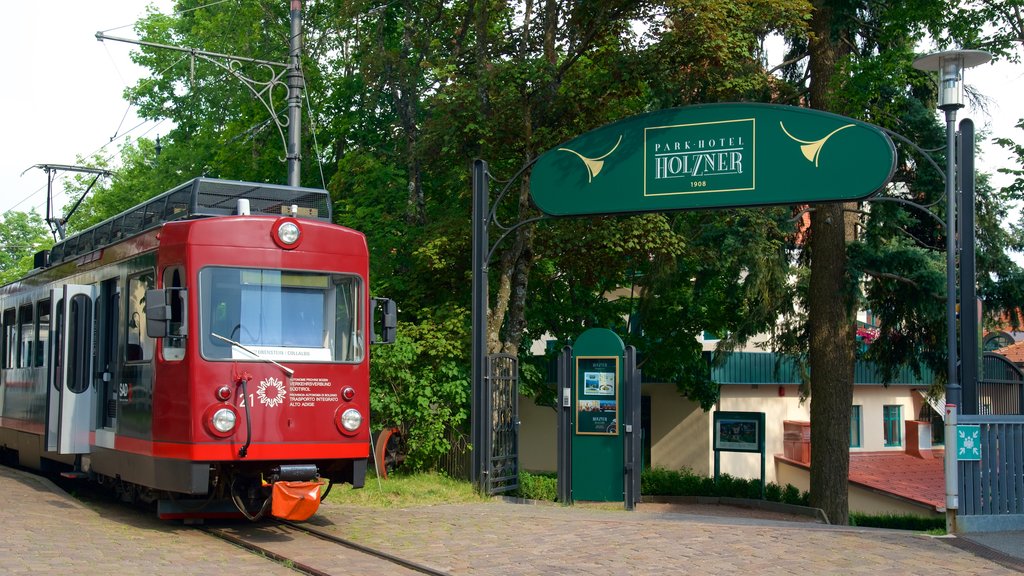 Soprabolzano ofreciendo señalización, una pequeña ciudad o aldea y artículos ferroviarios