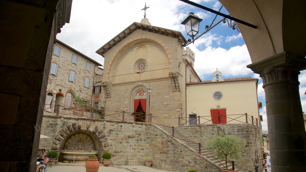 Radda in Chianti ofreciendo una pequeña ciudad o aldea, arquitectura patrimonial y una iglesia o catedral