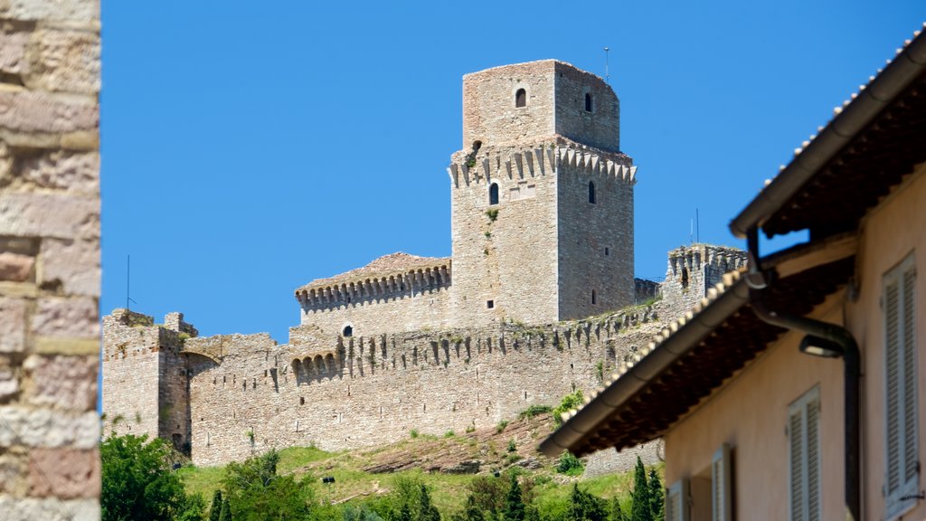 Rocca Maggiore mostrando patrimonio de arquitectura