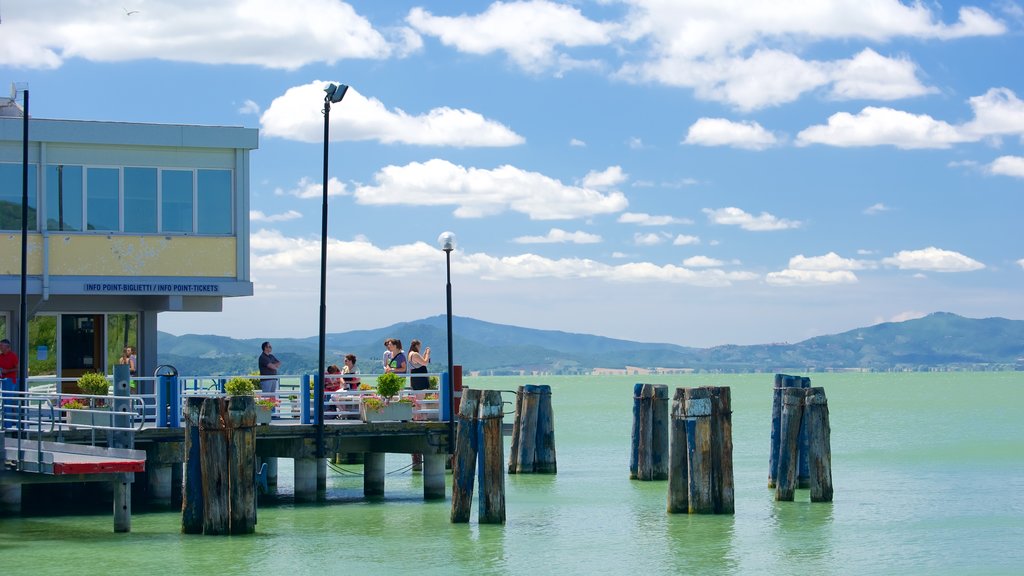 Passignano sul Trasimeno mostrando vistas generales de la costa y también un pequeño grupo de personas