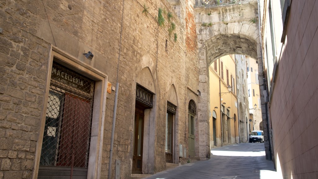 Porta Catena, Todi, Italia mostrando una pequeña ciudad o aldea, arquitectura patrimonial y imágenes de calles