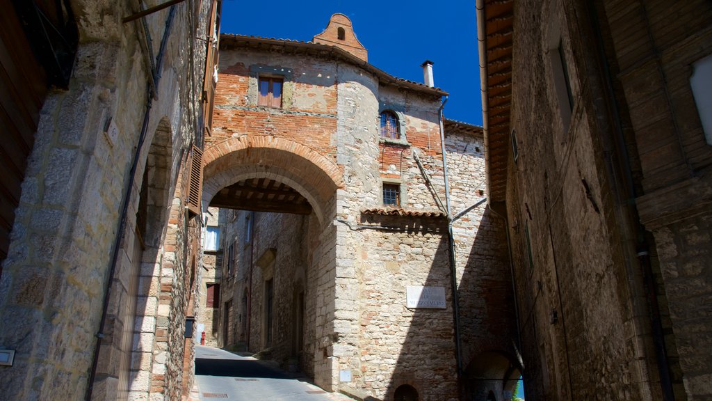 Porta Aurea mettant en vedette scènes de rue, architecture patrimoniale et une petite ville ou un village