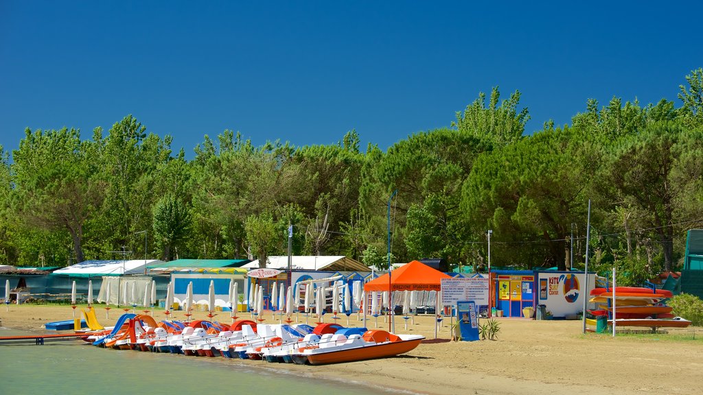 Tuoro sul Trasimeno caracterizando uma praia, esportes aquáticos e uma cidade litorânea