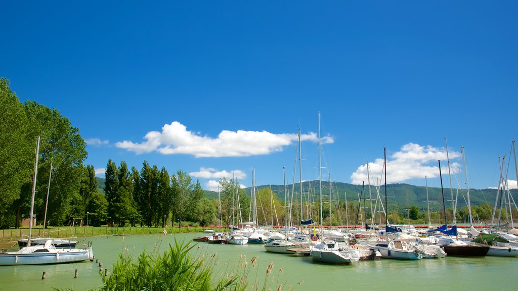 Tuoro sul Trasimeno ofreciendo paseos en lancha, vistas generales de la costa y una bahía o puerto