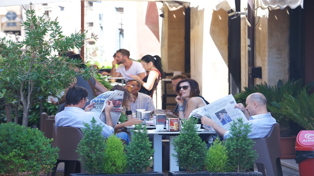 Montefalco caracterizando estilo de vida de cafeteria e jantar ao ar livre assim como um pequeno grupo de pessoas