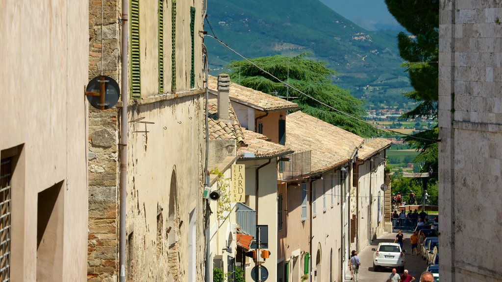 Montefalco que incluye arquitectura patrimonial y imágenes de calles