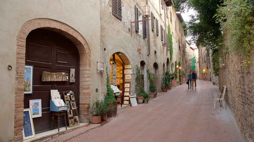 San Gimignano que inclui arte e cenas de rua assim como um casal