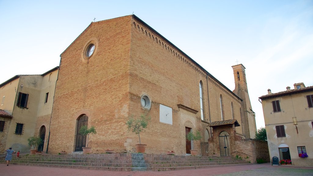 San Gimignano que incluye una iglesia o catedral y una pequeña ciudad o pueblo