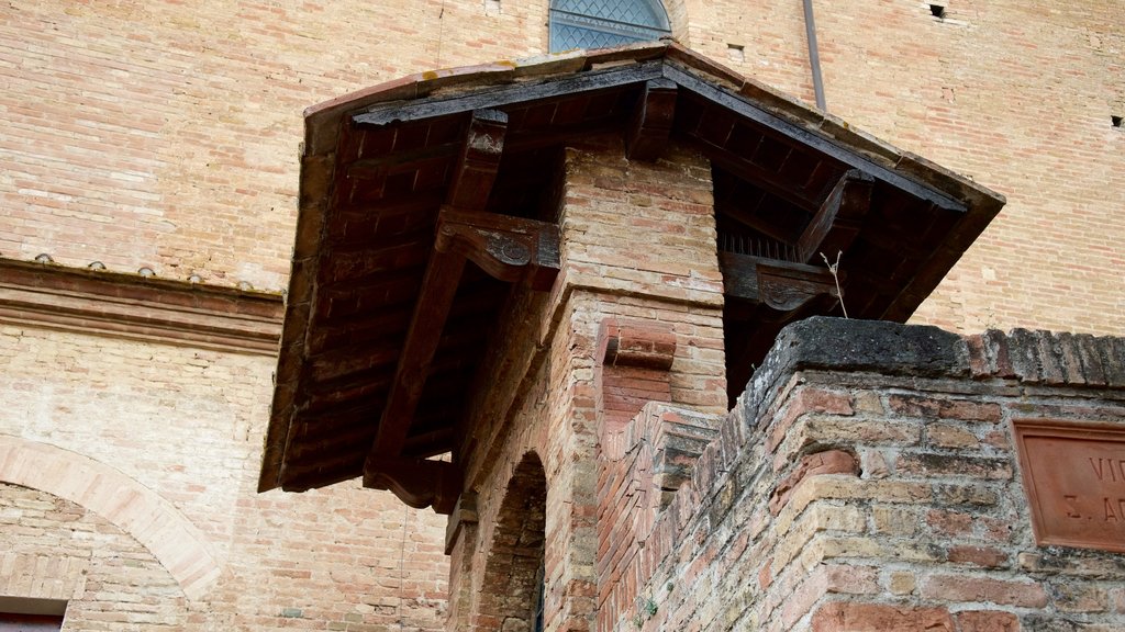 San Gimignano ofreciendo patrimonio de arquitectura