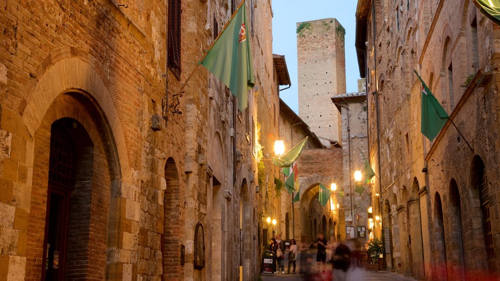 San Gimignano que incluye escenas nocturnas, escenas urbanas y patrimonio de arquitectura