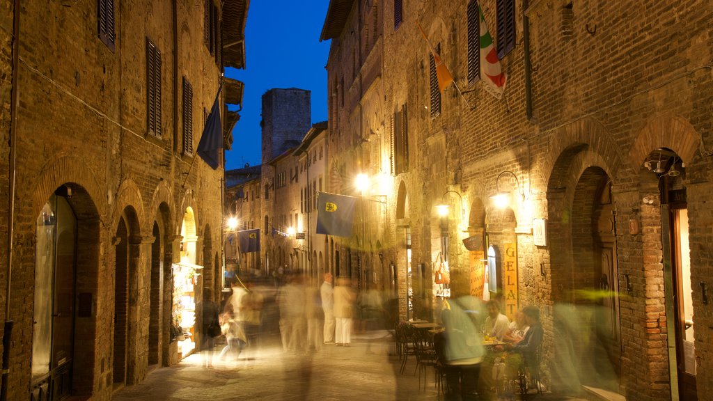 San Gimignano ofreciendo restaurantes, escenas de noche y una pequeña ciudad o aldea