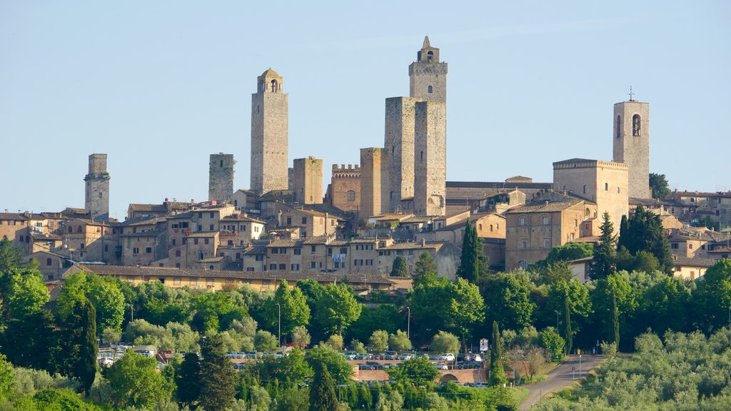 San Gimignano qui includes une ville, vues sur la ville et une petite ville ou un village