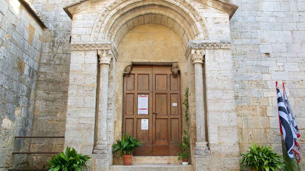 San Quirico d\'Orcia ofreciendo una pequeña ciudad o pueblo y patrimonio de arquitectura