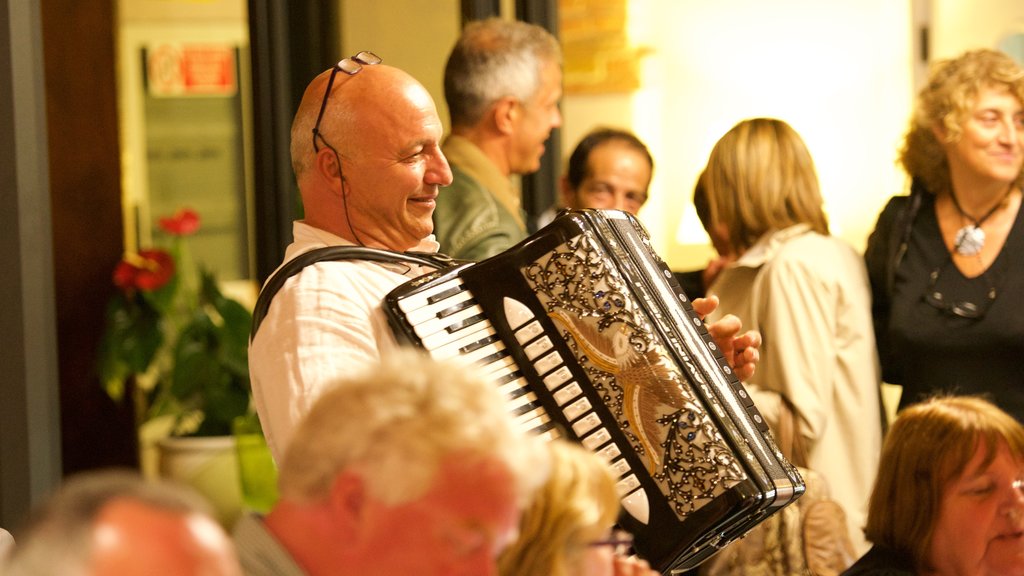 Monticchiello que inclui música e arte performática assim como um homem sozinho