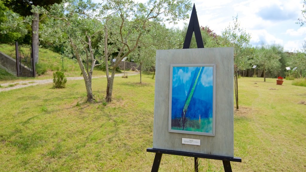 Monticchiello que incluye arte al aire libre y un jardín