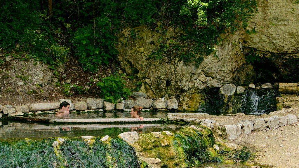 Bagni San Filippo ofreciendo un lago o espejo de agua y también una pareja