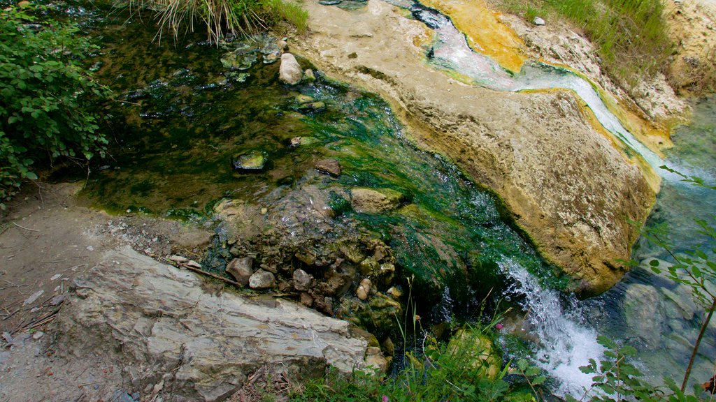 Bagni San Filippo que incluye una catarata