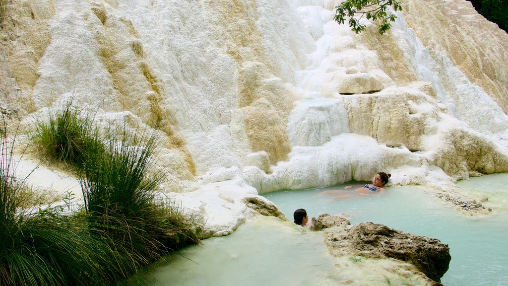 Bagni San Filippo cho thấy suối nước nóng