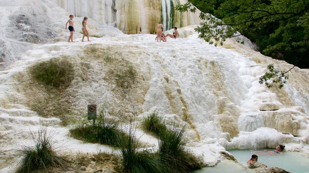 Bagni San Filippo toont een warmwaterbron en ook een klein groepje mensen