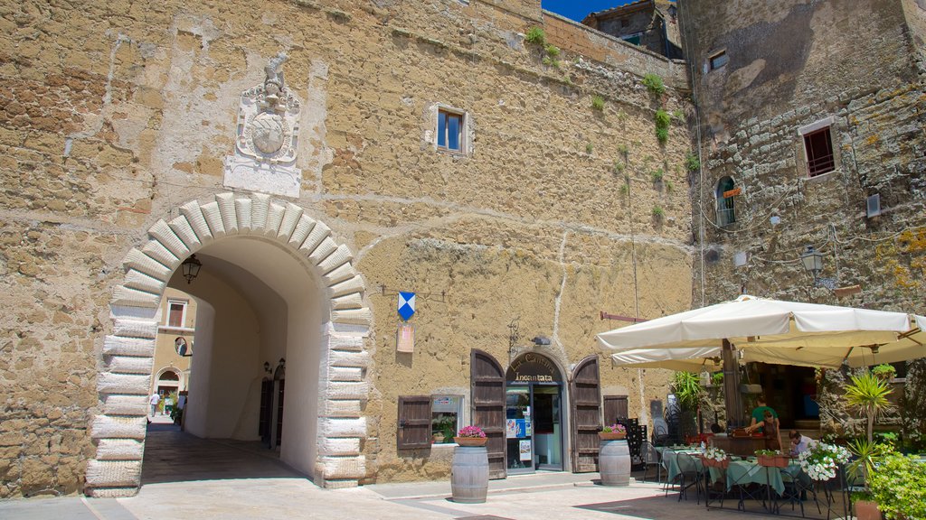 Pitigliano ofreciendo comer al aire libre y una pequeña ciudad o pueblo