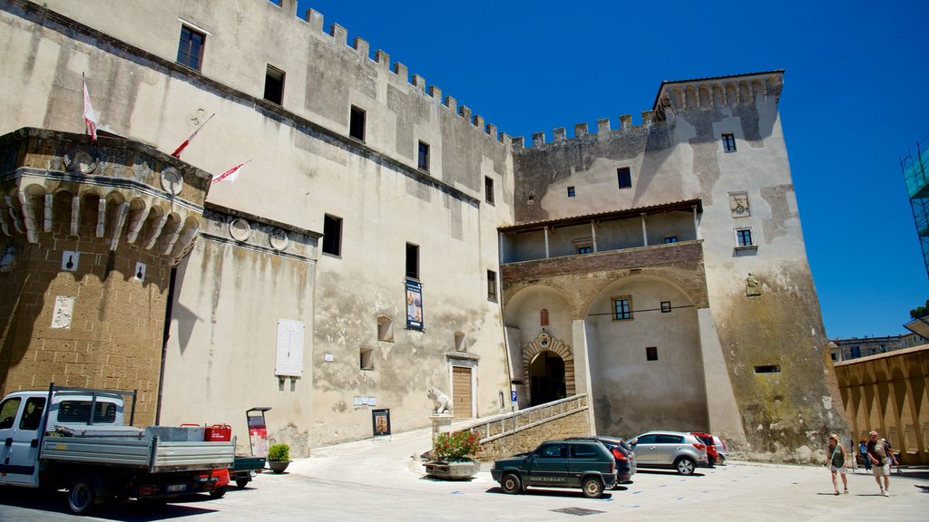 Pitigliano que inclui uma cidade pequena ou vila