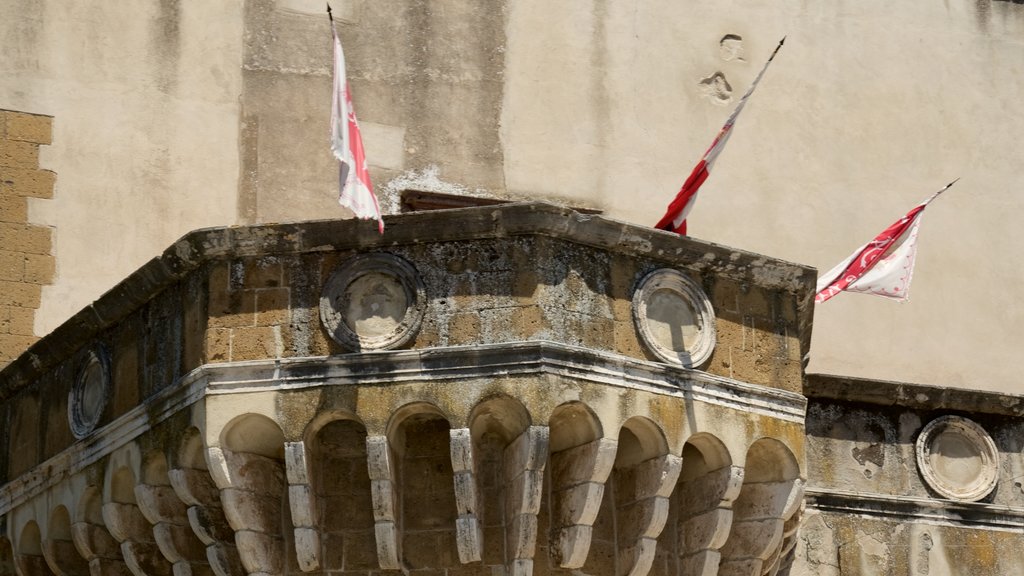 Pitigliano mostrando una pequeña ciudad o aldea